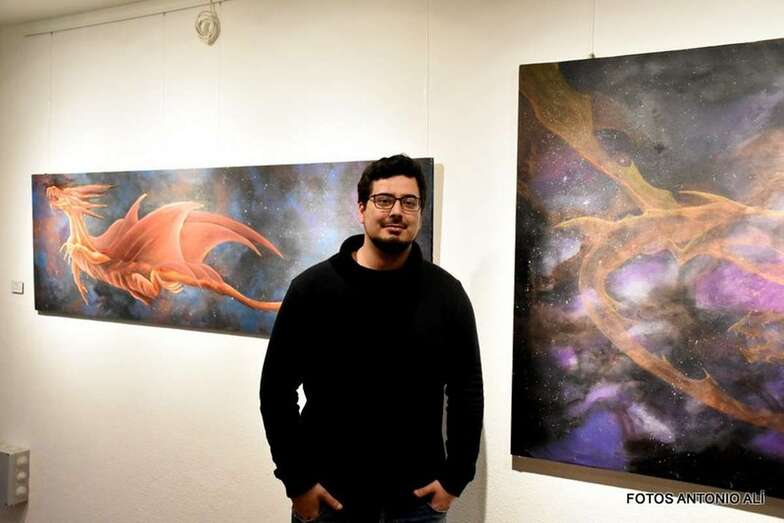 El joven artista, anoche en la inauguración de su exposición (Foto Antonio Alí)
